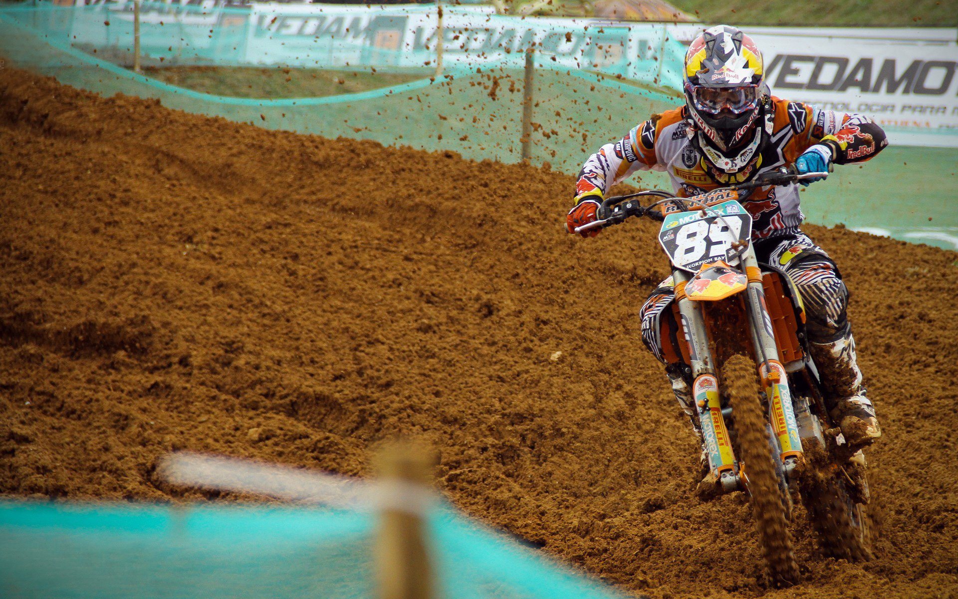 极限驾驶:车手在窄路急弯中的精彩表现,极限驾驶suv